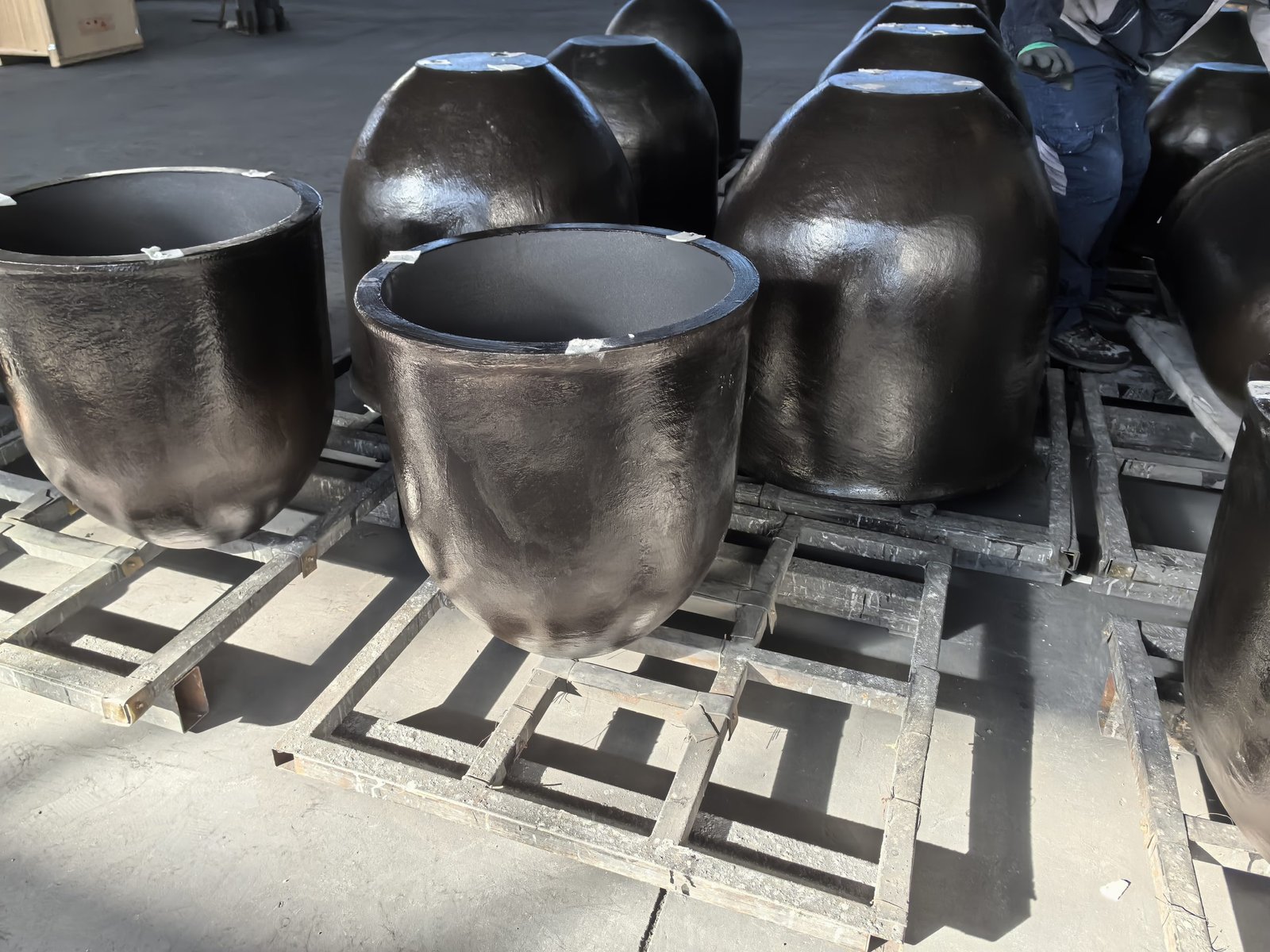 Graphite SiC crucible working in aluminum casting furnace, anti-cracking anti-oxidation foundry crucible