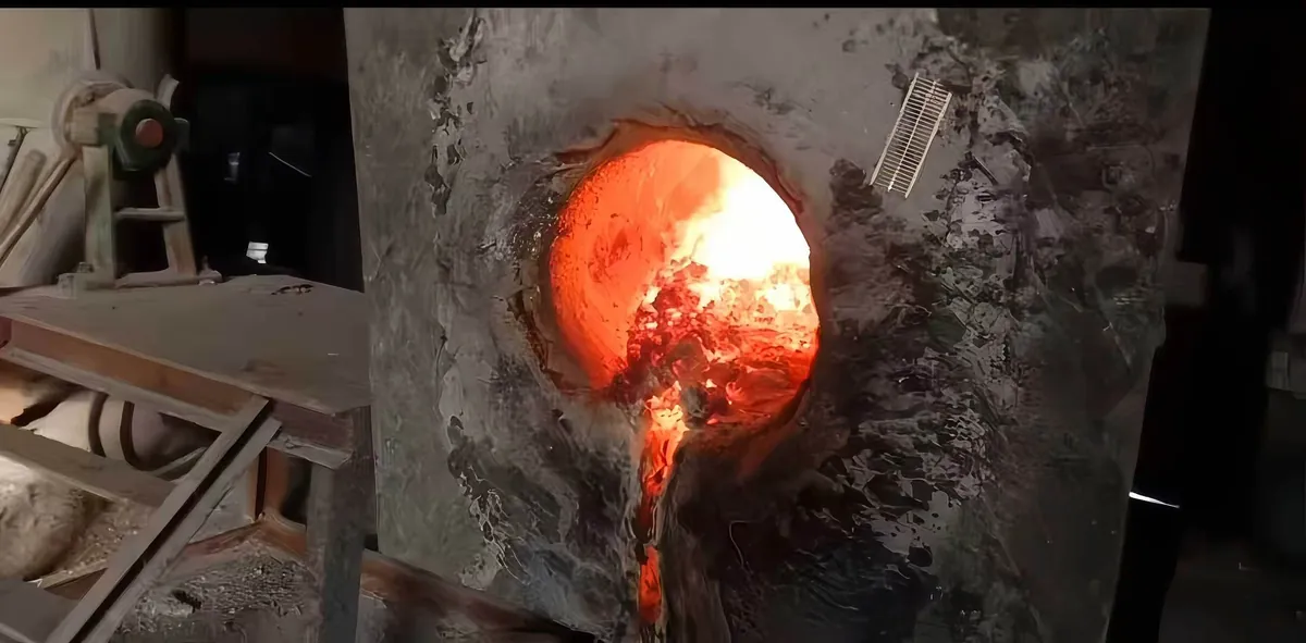 Crucible casting and pouring molten metal in foundry
